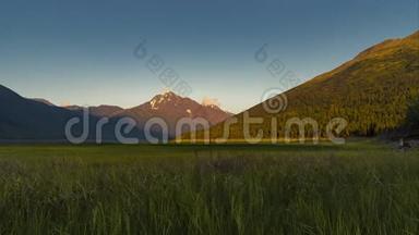 日落时间随着阿拉斯加Euklitna湖上的山脉流逝，安克雷奇
